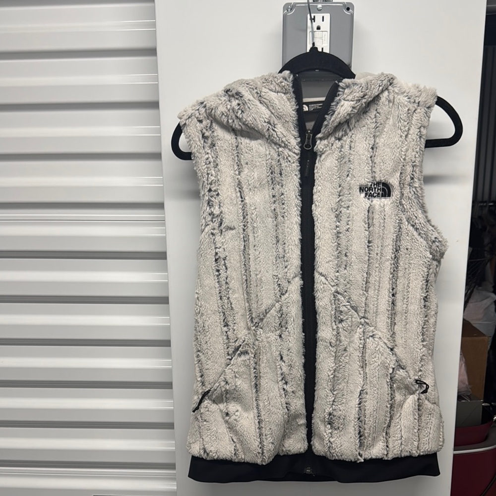 The North Face Gray Vest with Sleeveless Design and Plush Texture